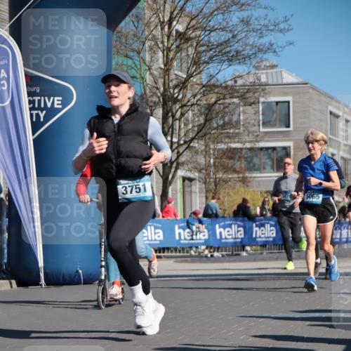 06.04.2025 - 44. Internationalen Wilhelmsburger Insellauf A. Gomolzig http://msf.ph/oto/7573506 06.04.2025 10:42:14 Ziel 3238, 3478, 3629, 3692, 3751, 3761, 4130, 4350, 4581, 5065, 5111 meine-sportfotos.de