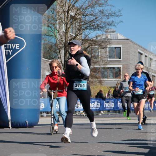 06.04.2025 - 44. Internationalen Wilhelmsburger Insellauf A. Gomolzig http://msf.ph/oto/7573518 06.04.2025 10:42:13 Ziel 3238, 3478, 3629, 3692, 3751, 3761, 4130, 4350, 4581, 5065, 5111 meine-sportfotos.de