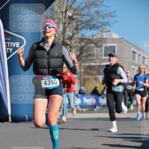 06.04.2025 - 44. Internationalen Wilhelmsburger Insellauf A. Gomolzig http://msf.ph/oto/7573527 06.04.2025 10:42:13 Ziel 3238, 3478, 3629, 3692, 3751, 3761, 4130, 4350, 4581, 5065, 5111 meine-sportfotos.de