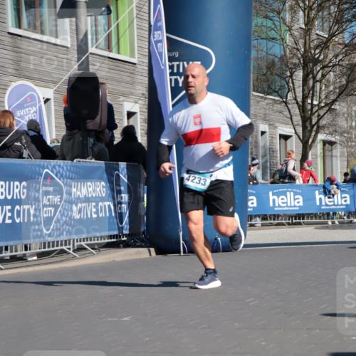 06.04.2025 - 44. Internationalen Wilhelmsburger Insellauf A. Gomolzig http://msf.ph/oto/7574120 06.04.2025 10:41:15 Ziel 4069, 4111, 4233, 4499 meine-sportfotos.de