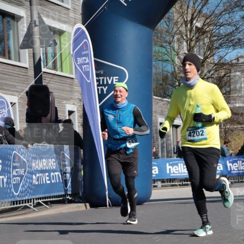 06.04.2025 - 44. Internationalen Wilhelmsburger Insellauf A. Gomolzig http://msf.ph/oto/7574302 06.04.2025 10:40:41 Ziel 3086, 3120, 3365, 3467, 4202, 4438 meine-sportfotos.de