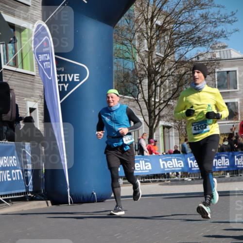 06.04.2025 - 44. Internationalen Wilhelmsburger Insellauf A. Gomolzig http://msf.ph/oto/7574313 06.04.2025 10:40:41 Ziel 3086, 3120, 3365, 3467, 4202, 4438 meine-sportfotos.de