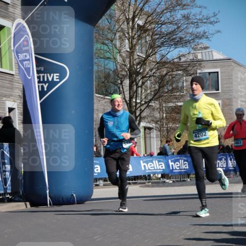 06.04.2025 - 44. Internationalen Wilhelmsburger Insellauf A. Gomolzig http://msf.ph/oto/7574323 06.04.2025 10:40:41 Ziel 3086, 3120, 3365, 3467, 4202, 4438 meine-sportfotos.de