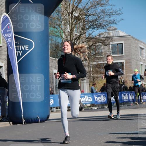 06.04.2025 - 44. Internationalen Wilhelmsburger Insellauf A. Gomolzig http://msf.ph/oto/7574383 06.04.2025 10:40:37 Ziel 3086, 3120, 3365, 3652, 4202, 4264, 4438, 4445 meine-sportfotos.de