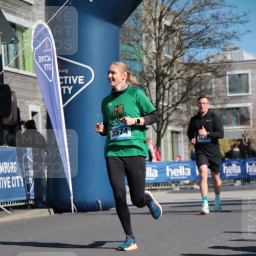 06.04.2025 - 44. Internationalen Wilhelmsburger Insellauf A. Gomolzig http://msf.ph/oto/7574451 06.04.2025 10:40:30 Ziel 3021, 3263, 3319, 3574, 3652, 3974, 4264, 4445 meine-sportfotos.de