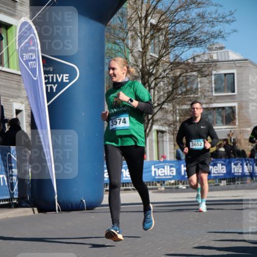 06.04.2025 - 44. Internationalen Wilhelmsburger Insellauf A. Gomolzig http://msf.ph/oto/7574455 06.04.2025 10:40:30 Ziel 3021, 3263, 3319, 3574, 3652, 3974, 4264, 4445 meine-sportfotos.de