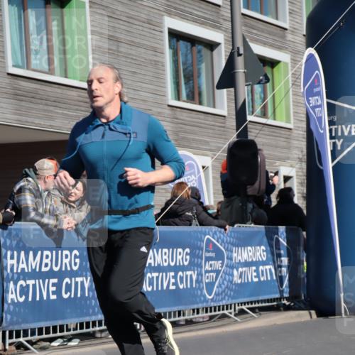 06.04.2025 - 44. Internationalen Wilhelmsburger Insellauf A. Gomolzig http://msf.ph/oto/7574574 06.04.2025 10:40:13 Ziel 3001 meine-sportfotos.de