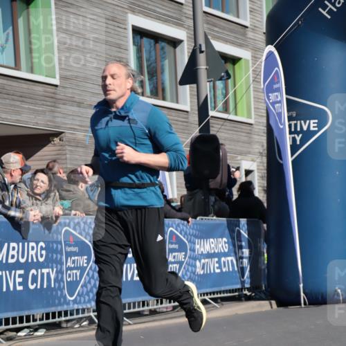 06.04.2025 - 44. Internationalen Wilhelmsburger Insellauf A. Gomolzig http://msf.ph/oto/7574577 06.04.2025 10:40:13 Ziel 3001 meine-sportfotos.de