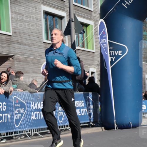 06.04.2025 - 44. Internationalen Wilhelmsburger Insellauf A. Gomolzig http://msf.ph/oto/7574580 06.04.2025 10:40:13 Ziel 3001 meine-sportfotos.de