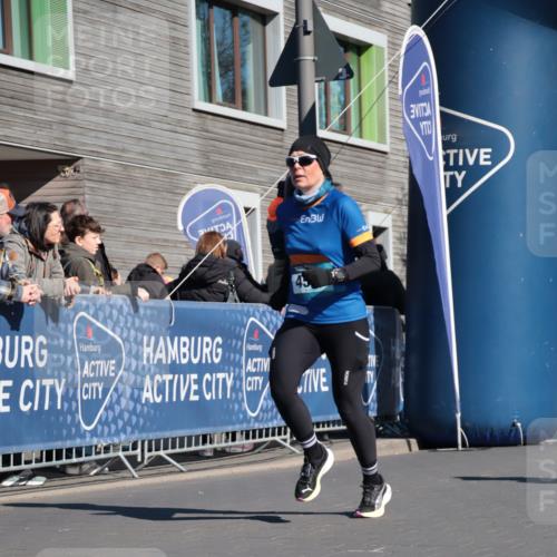 06.04.2025 - 44. Internationalen Wilhelmsburger Insellauf A. Gomolzig http://msf.ph/oto/7574606 06.04.2025 10:40:05 Ziel 4380, 4389, 4501, 5130 meine-sportfotos.de