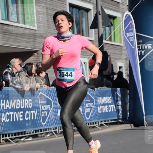 06.04.2025 - 44. Internationalen Wilhelmsburger Insellauf A. Gomolzig http://msf.ph/oto/7574673 06.04.2025 10:39:59 Ziel 3544, 3887, 4380, 5130 meine-sportfotos.de
