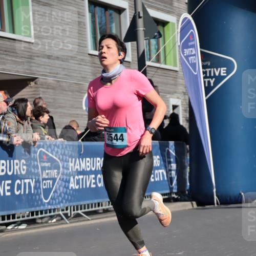 06.04.2025 - 44. Internationalen Wilhelmsburger Insellauf A. Gomolzig http://msf.ph/oto/7574677 06.04.2025 10:39:58 Ziel 3544, 3887, 4380, 5130 meine-sportfotos.de