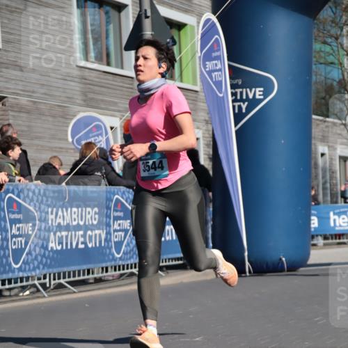 06.04.2025 - 44. Internationalen Wilhelmsburger Insellauf A. Gomolzig http://msf.ph/oto/7574681 06.04.2025 10:39:58 Ziel 3544, 3887, 4380, 5130 meine-sportfotos.de