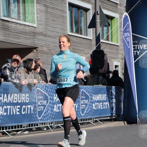 06.04.2025 - 44. Internationalen Wilhelmsburger Insellauf A. Gomolzig http://msf.ph/oto/7574686 06.04.2025 10:39:53 Ziel 3544, 3729, 3887 meine-sportfotos.de