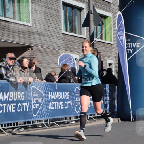 06.04.2025 - 44. Internationalen Wilhelmsburger Insellauf A. Gomolzig http://msf.ph/oto/7574693 06.04.2025 10:39:53 Ziel 3544, 3729, 3887 meine-sportfotos.de
