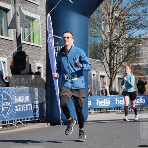 06.04.2025 - 44. Internationalen Wilhelmsburger Insellauf A. Gomolzig http://msf.ph/oto/7574749 06.04.2025 10:39:51 Ziel 3729, 3872, 3887, 4344 meine-sportfotos.de