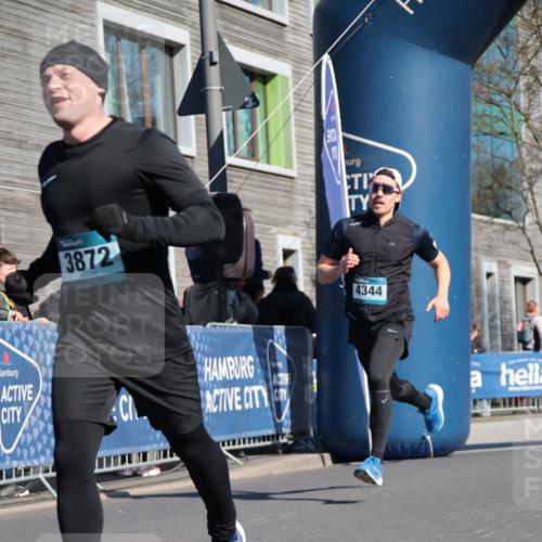 06.04.2025 - 44. Internationalen Wilhelmsburger Insellauf A. Gomolzig http://msf.ph/oto/7574758 06.04.2025 10:39:47 Ziel 3729, 3872, 4344 meine-sportfotos.de