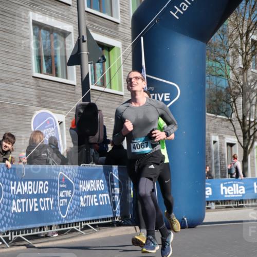 06.04.2025 - 44. Internationalen Wilhelmsburger Insellauf A. Gomolzig http://msf.ph/oto/7574819 06.04.2025 10:39:39 Ziel 3417, 3418, 3756, 3801, 3833, 4065, 4067 meine-sportfotos.de