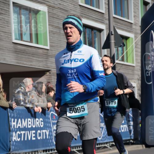 06.04.2025 - 44. Internationalen Wilhelmsburger Insellauf A. Gomolzig http://msf.ph/oto/7574881 06.04.2025 10:39:32 Ziel 3417, 3418, 3801, 3833, 5095, 5179 meine-sportfotos.de