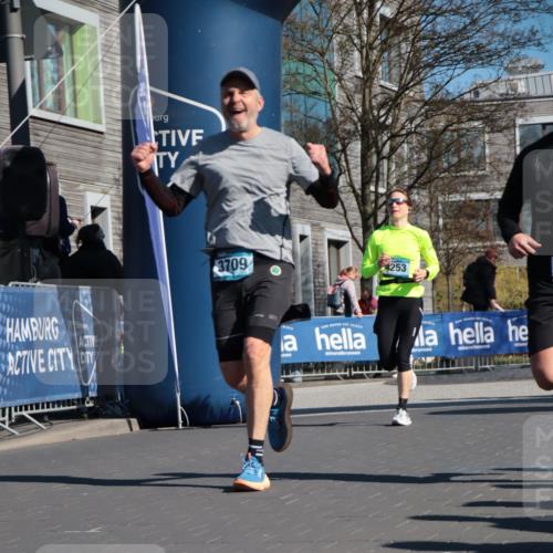 06.04.2025 - 44. Internationalen Wilhelmsburger Insellauf A. Gomolzig http://msf.ph/oto/7574954 06.04.2025 10:39:11 Ziel 3350, 3592, 3709, 3915, 4047, 4253, 4337, 4359, 4560, 4592 meine-sportfotos.de