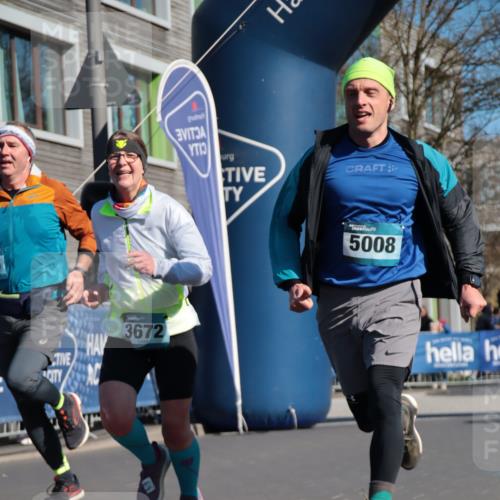 06.04.2025 - 44. Internationalen Wilhelmsburger Insellauf A. Gomolzig http://msf.ph/oto/7575110 06.04.2025 10:38:48 Ziel 3672, 4246, 5008 meine-sportfotos.de