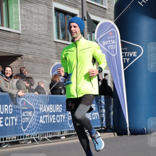 06.04.2025 - 44. Internationalen Wilhelmsburger Insellauf A. Gomolzig http://msf.ph/oto/7575158 06.04.2025 10:38:43 Ziel 3672, 4246, 5008, 5143 meine-sportfotos.de