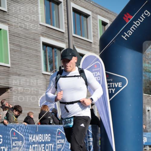 06.04.2025 - 44. Internationalen Wilhelmsburger Insellauf A. Gomolzig http://msf.ph/oto/7575192 06.04.2025 10:38:36 Ziel 3898, 4563, 5143 meine-sportfotos.de