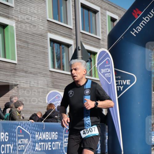 06.04.2025 - 44. Internationalen Wilhelmsburger Insellauf A. Gomolzig http://msf.ph/oto/7575376 06.04.2025 10:38:03 Ziel 3654, 3921, 4365, 4507 meine-sportfotos.de