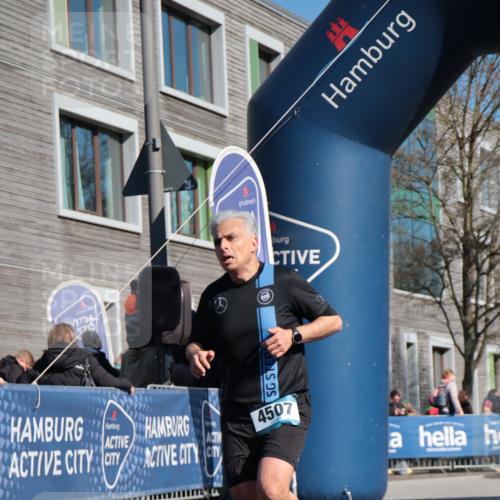 06.04.2025 - 44. Internationalen Wilhelmsburger Insellauf A. Gomolzig http://msf.ph/oto/7575383 06.04.2025 10:38:03 Ziel 3654, 3921, 4365, 4507 meine-sportfotos.de