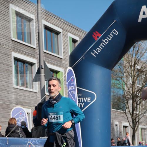 06.04.2025 - 44. Internationalen Wilhelmsburger Insellauf A. Gomolzig http://msf.ph/oto/7575438 06.04.2025 10:37:49 Ziel 3076, 3171, 3496, 4451, 4530, 4579 meine-sportfotos.de