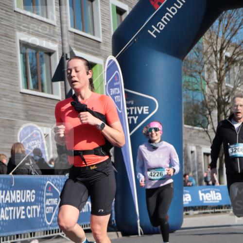 06.04.2025 - 44. Internationalen Wilhelmsburger Insellauf A. Gomolzig http://msf.ph/oto/7575471 06.04.2025 10:37:39 Ziel 3197, 3206, 4226, 4470, 5051 meine-sportfotos.de