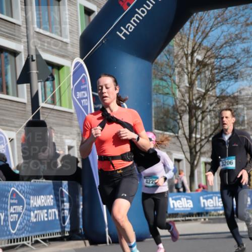 06.04.2025 - 44. Internationalen Wilhelmsburger Insellauf A. Gomolzig http://msf.ph/oto/7575479 06.04.2025 10:37:39 Ziel 3197, 3206, 4226, 4470, 5051 meine-sportfotos.de