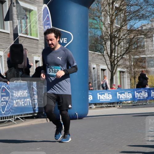 06.04.2025 - 44. Internationalen Wilhelmsburger Insellauf A. Gomolzig http://msf.ph/oto/7575527 06.04.2025 10:37:27 Ziel 3174, 5188 meine-sportfotos.de