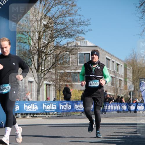 06.04.2025 - 44. Internationalen Wilhelmsburger Insellauf A. Gomolzig http://msf.ph/oto/7575642 06.04.2025 10:37:06 Ziel 3543, 3819, 4099, 5067, 5084 meine-sportfotos.de