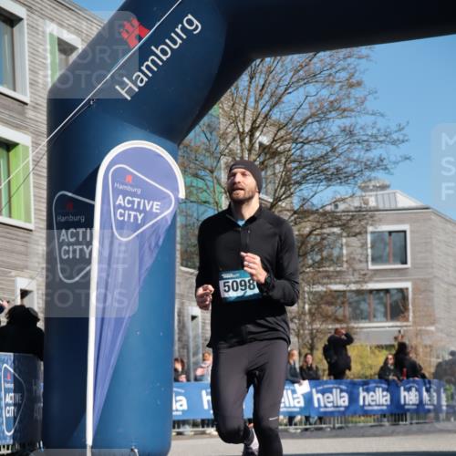 06.04.2025 - 44. Internationalen Wilhelmsburger Insellauf A. Gomolzig http://msf.ph/oto/7575732 06.04.2025 10:36:45 Ziel 4293, 4534, 5098 meine-sportfotos.de