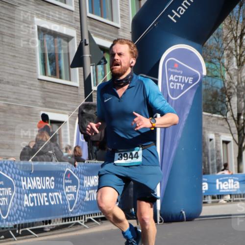 06.04.2025 - 44. Internationalen Wilhelmsburger Insellauf A. Gomolzig http://msf.ph/oto/7575861 06.04.2025 10:36:08 Ziel 3602, 3944, 4120 meine-sportfotos.de