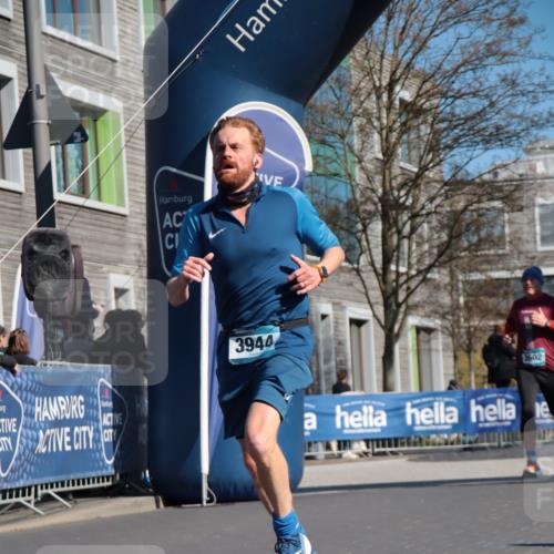 06.04.2025 - 44. Internationalen Wilhelmsburger Insellauf A. Gomolzig http://msf.ph/oto/7575868 06.04.2025 10:36:07 Ziel 3602, 3832, 3933, 3944, 4120 meine-sportfotos.de