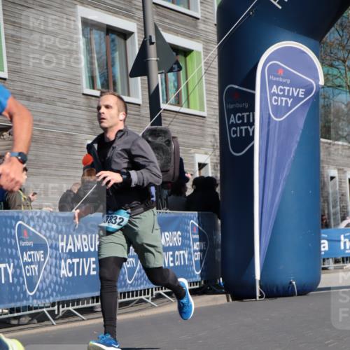 06.04.2025 - 44. Internationalen Wilhelmsburger Insellauf A. Gomolzig http://msf.ph/oto/7575895 06.04.2025 10:36:02 Ziel 3832, 3933, 3944 meine-sportfotos.de