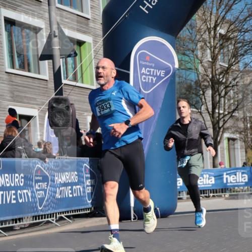06.04.2025 - 44. Internationalen Wilhelmsburger Insellauf A. Gomolzig http://msf.ph/oto/7575921 06.04.2025 10:36:01 Ziel 3832, 3933 meine-sportfotos.de