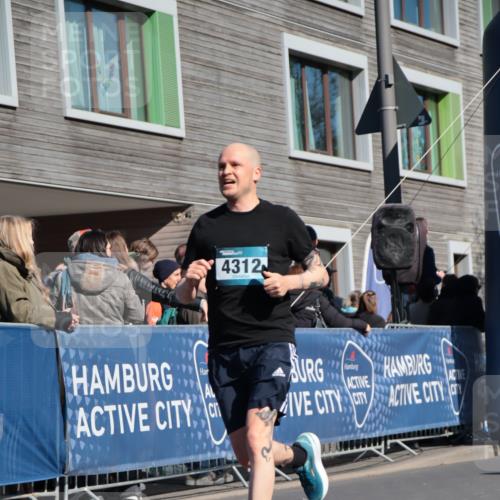 06.04.2025 - 44. Internationalen Wilhelmsburger Insellauf A. Gomolzig http://msf.ph/oto/7576005 06.04.2025 10:35:40 Ziel 4216, 4312, 4396 meine-sportfotos.de