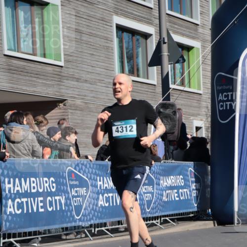 06.04.2025 - 44. Internationalen Wilhelmsburger Insellauf A. Gomolzig http://msf.ph/oto/7576010 06.04.2025 10:35:40 Ziel 4216, 4312, 4396 meine-sportfotos.de