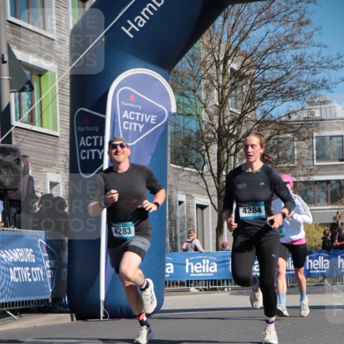 06.04.2025 - 44. Internationalen Wilhelmsburger Insellauf A. Gomolzig http://msf.ph/oto/7576071 06.04.2025 10:35:31 Ziel 3936, 3958, 4283, 4284, 4603 meine-sportfotos.de