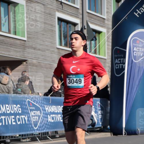 06.04.2025 - 44. Internationalen Wilhelmsburger Insellauf A. Gomolzig http://msf.ph/oto/7576122 06.04.2025 10:35:22 Ziel 3049, 3806 meine-sportfotos.de