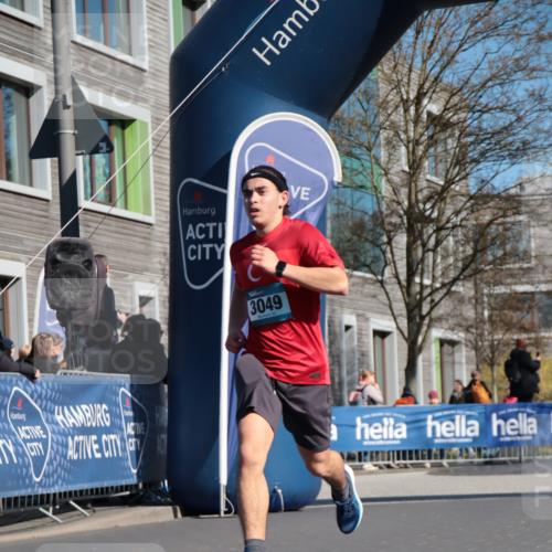 06.04.2025 - 44. Internationalen Wilhelmsburger Insellauf A. Gomolzig http://msf.ph/oto/7576134 06.04.2025 10:35:22 Ziel 3049, 3806 meine-sportfotos.de