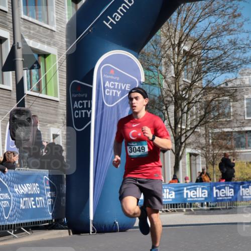 06.04.2025 - 44. Internationalen Wilhelmsburger Insellauf A. Gomolzig http://msf.ph/oto/7576139 06.04.2025 10:35:22 Ziel 3049, 3806 meine-sportfotos.de