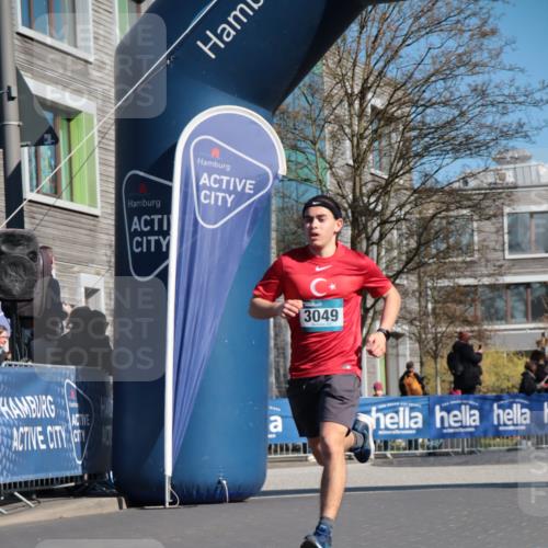 06.04.2025 - 44. Internationalen Wilhelmsburger Insellauf A. Gomolzig http://msf.ph/oto/7576144 06.04.2025 10:35:22 Ziel 3049, 3806 meine-sportfotos.de