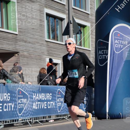 06.04.2025 - 44. Internationalen Wilhelmsburger Insellauf A. Gomolzig http://msf.ph/oto/7576270 06.04.2025 10:35:06 Ziel 3118, 3463 meine-sportfotos.de