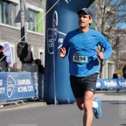 06.04.2025 - 44. Internationalen Wilhelmsburger Insellauf A. Gomolzig http://msf.ph/oto/7576378 06.04.2025 10:34:23 Ziel 3267, 4128, 4294 meine-sportfotos.de