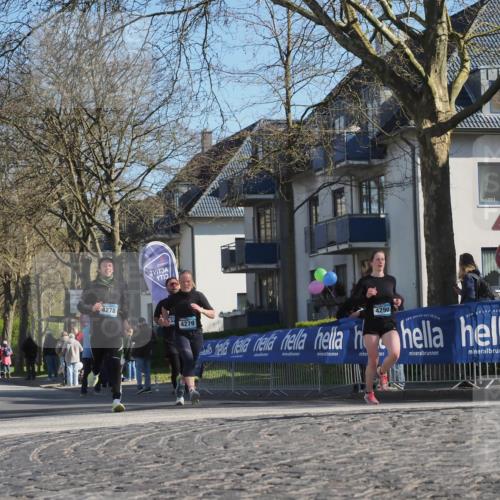 06.04.2025 - 44. Internationalen Wilhelmsburger Insellauf Luisa Fischer http://msf.ph/oto/7576390 06.04.2025 10:38:01 Ziel 4278, 4279, 4290 meine-sportfotos.de