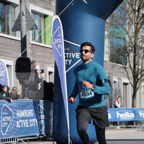 06.04.2025 - 44. Internationalen Wilhelmsburger Insellauf A. Gomolzig http://msf.ph/oto/7576429 06.04.2025 10:34:02 Ziel 3356, 4469, 4504 meine-sportfotos.de